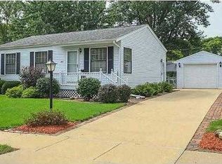 140 Cherry Hill Rd NW, Cedar Rapids, IA 52405