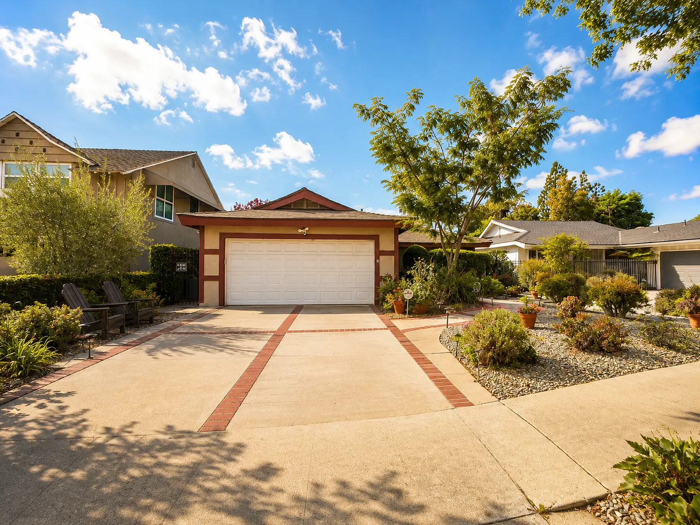 Rare Sherman Oaks Lease | 4beds + 3baths + Large Office in a tree lined street with a large yard,... — Photo 2
