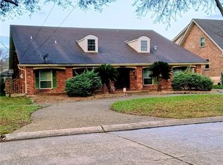4504 Lake Vista Dr, Metairie, LA 70006
