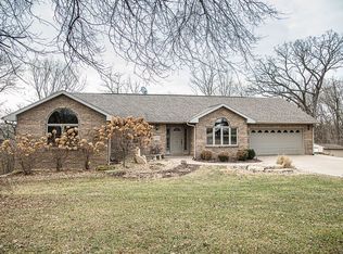 13924 Surrey Ln, Dubuque, IA 52002