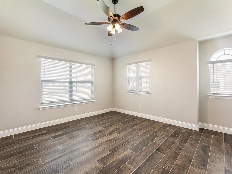 1304 Lancaster Dr — Photo 3
