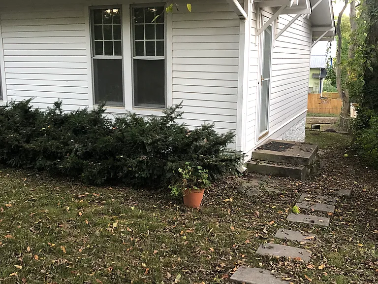 1207 Cedar Ln — Photo 2