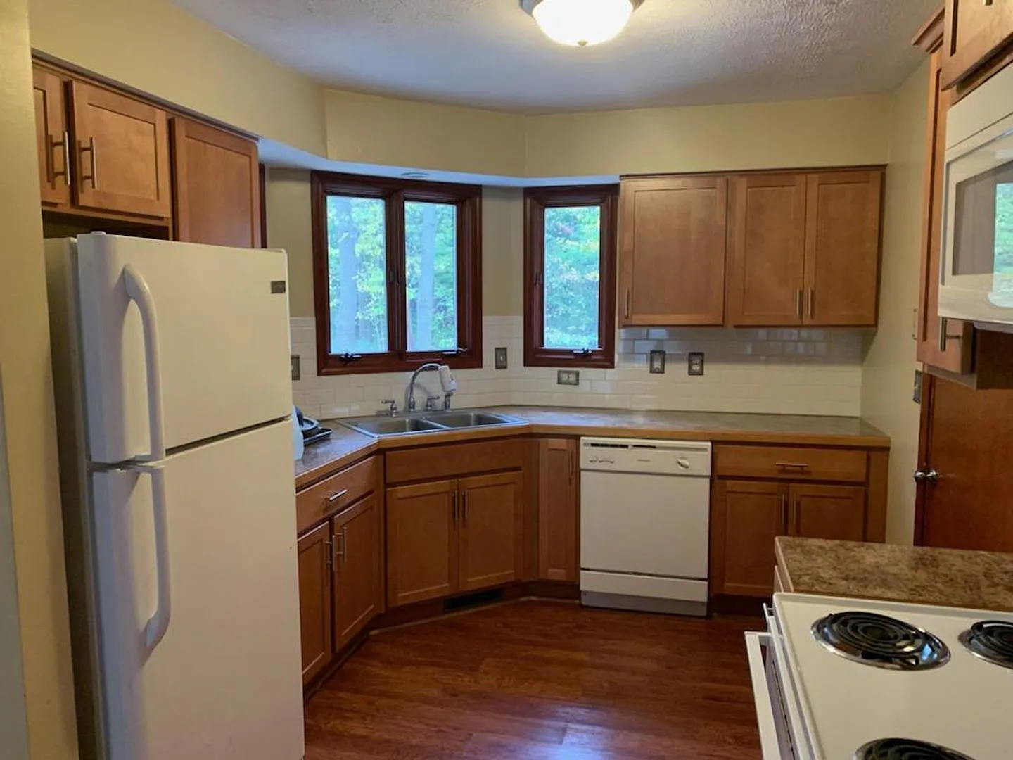 Private 4 Bedroom 2 1/2 Bath House — Photo 3