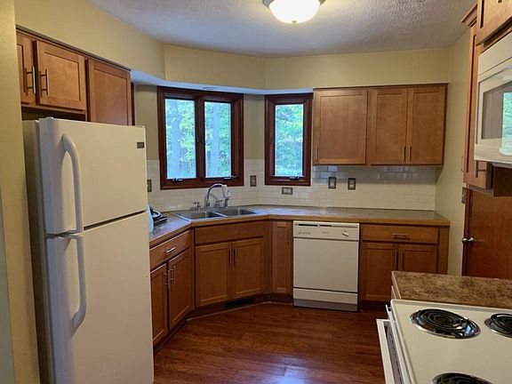 3rd image of 889 Ghent Rd