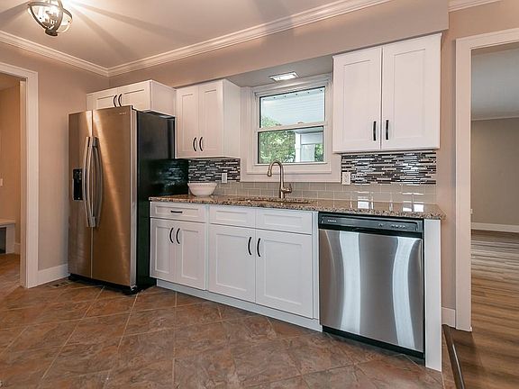 5th image of 6437 Antoinette Dr