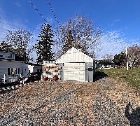 5th image of 222 Judson St