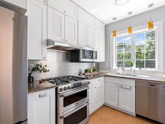 4th image of 3223 46th St