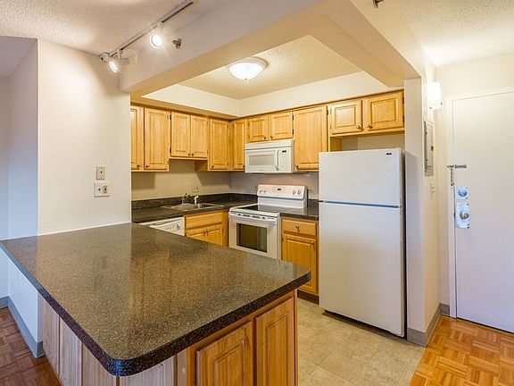 3rd image of 1025 Hancock St Unit 11