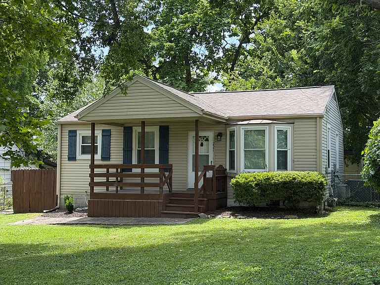 221 Elberta St — Photo 1