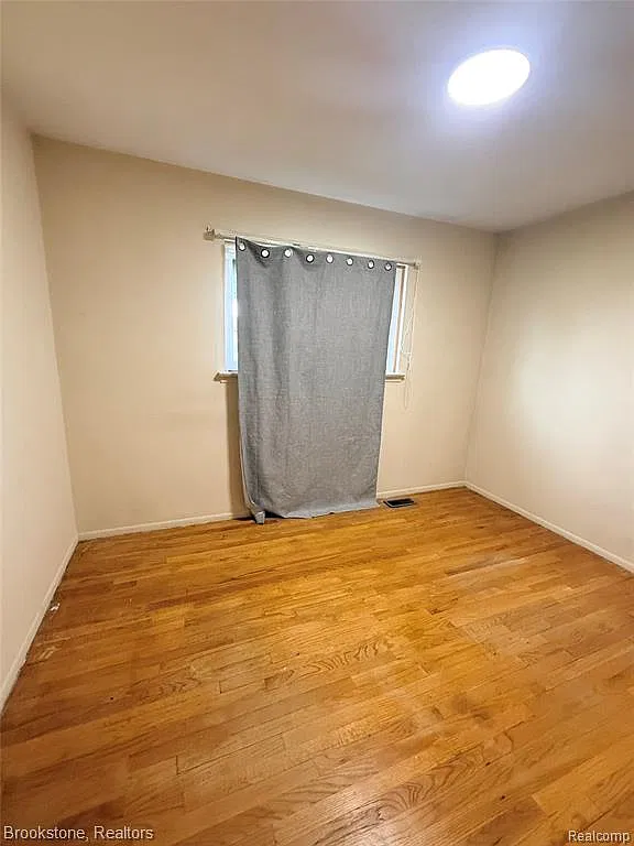 3 bed, 1.0 bath, 2106 sqft, $1,600 — Photo 4