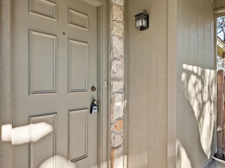9807 Hundred Oaks Cir #B — Photo 7