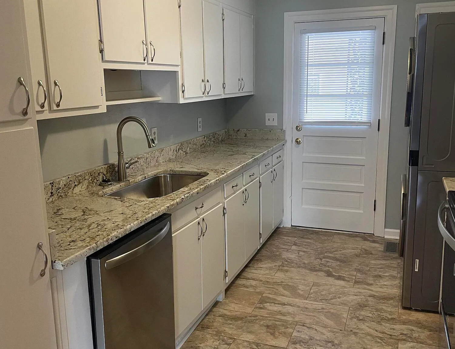 3 bed, 1.0 bath, 1090 sqft, $1,350 — Photo 2