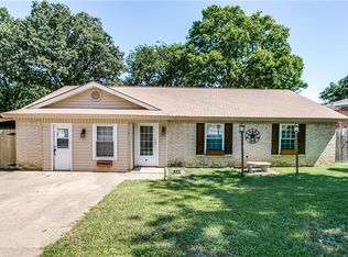 6411 Woods Edge Dr, Arlington, TX 76016
