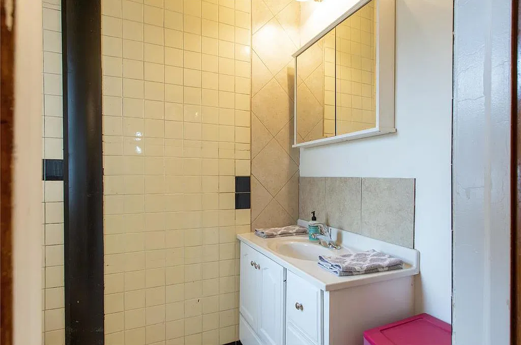 4 bed, 2319 sqft, $2,600 — Photo 2