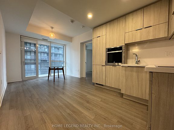 4th image of 39 Roehampton Ave #706