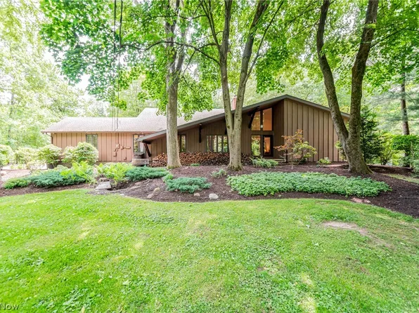 242 Springdale Ln, Moreland Hills, OH 44022