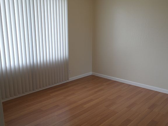 4th image of 44 Ridgefield Avenue # Upper Floor