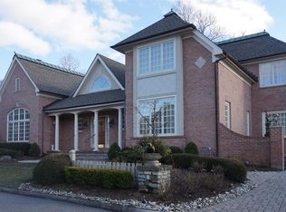 22 Hampton Ln, Cincinnati, OH 45208