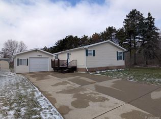 11312 N Lake Dr, Fenton, MI
