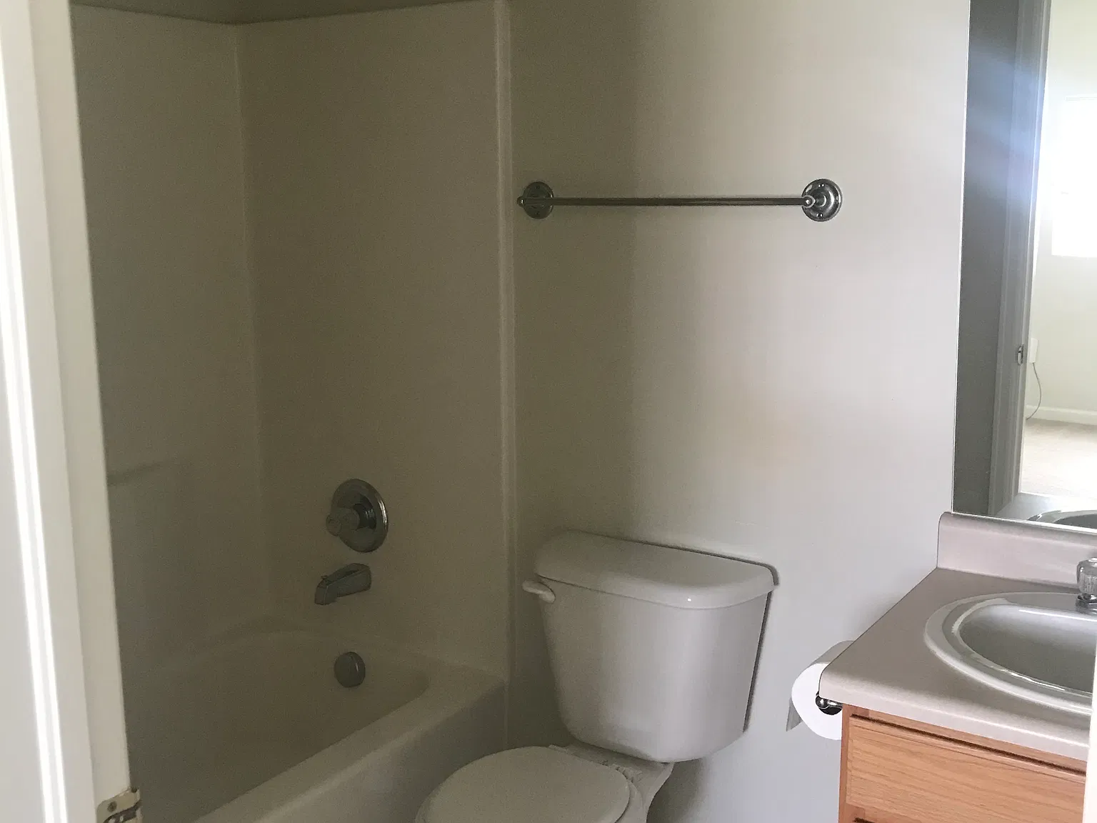 3 bed, 930 sqft, $1,195 — Photo 2