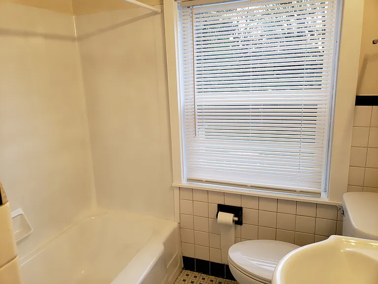 827 Beach Ave — Photo 10