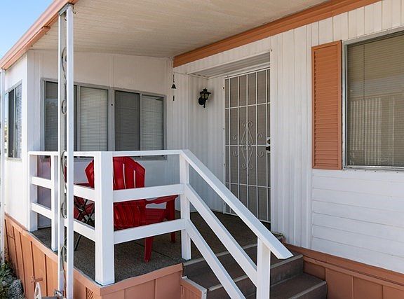 22 Heather Way-print-002-24-Front Porch-