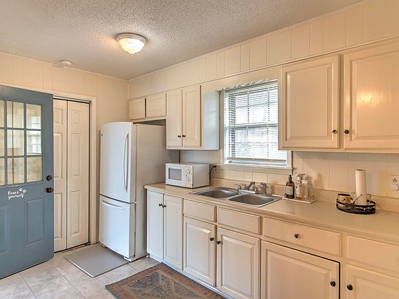 3rd image of 120 Leona Dr