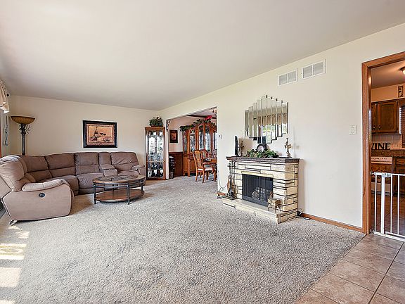 5th image of 16630 Henry Ln