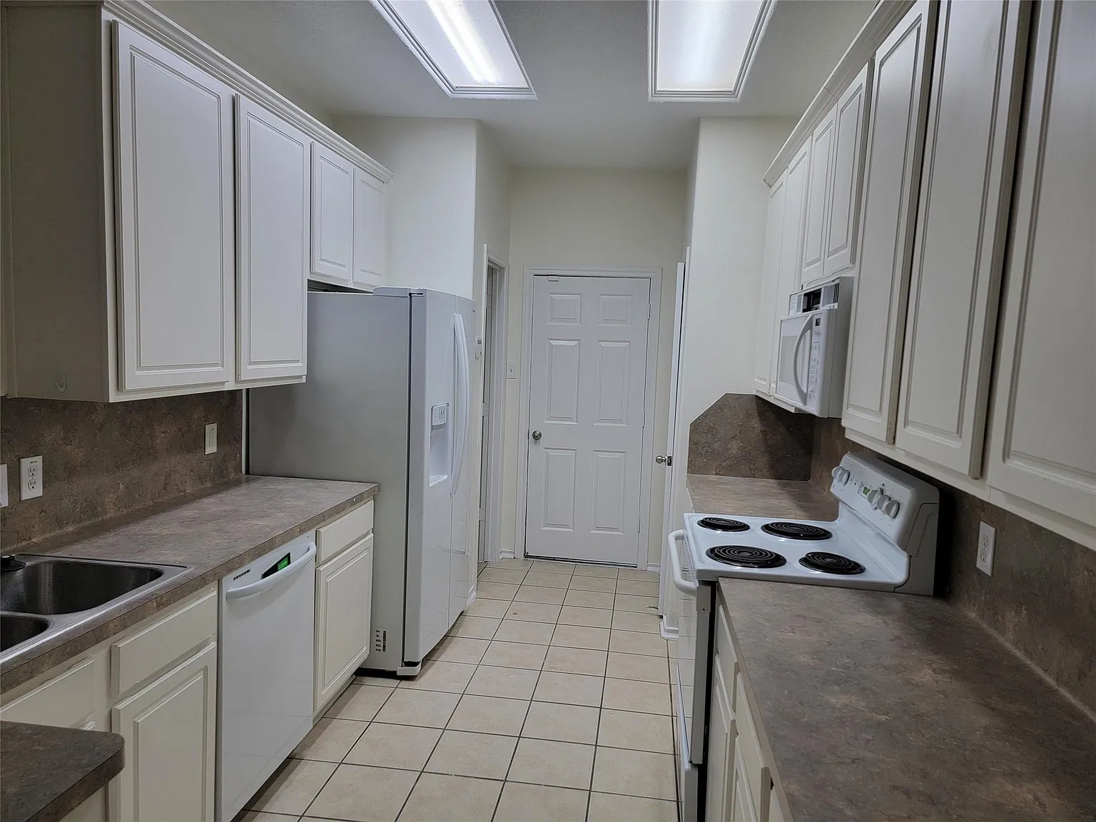 3 bed, 2.5 bath, 1690 sqft, $2,000 — Photo 4