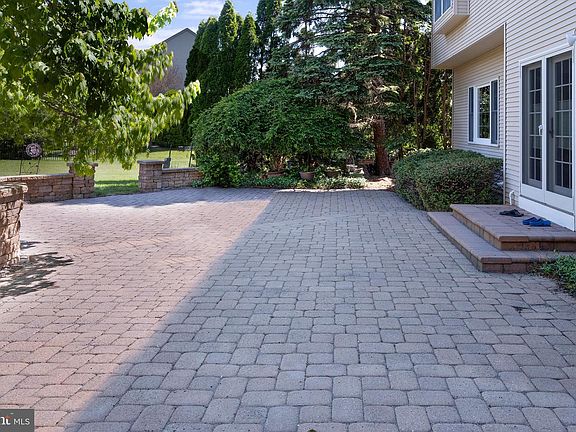 3rd image of 2 Clarendon Ct