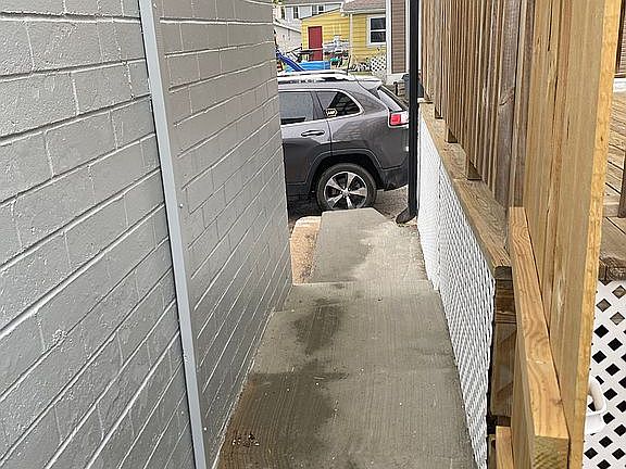 5th image of 212 E Huron St