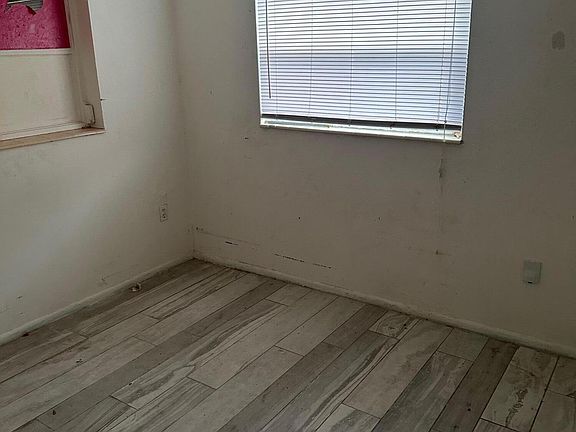 5th image of 1585 Breeze Ln