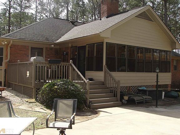 5th image of 355 Marilyn Dr W