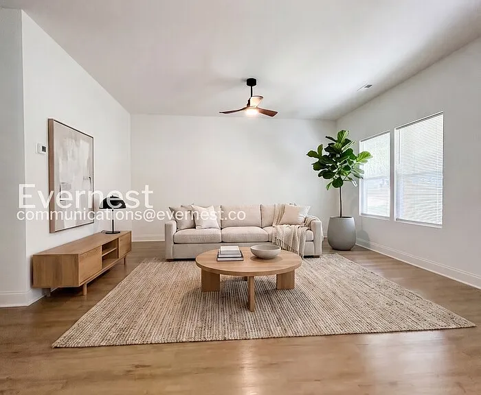 411 S Spargo St — Photo 2