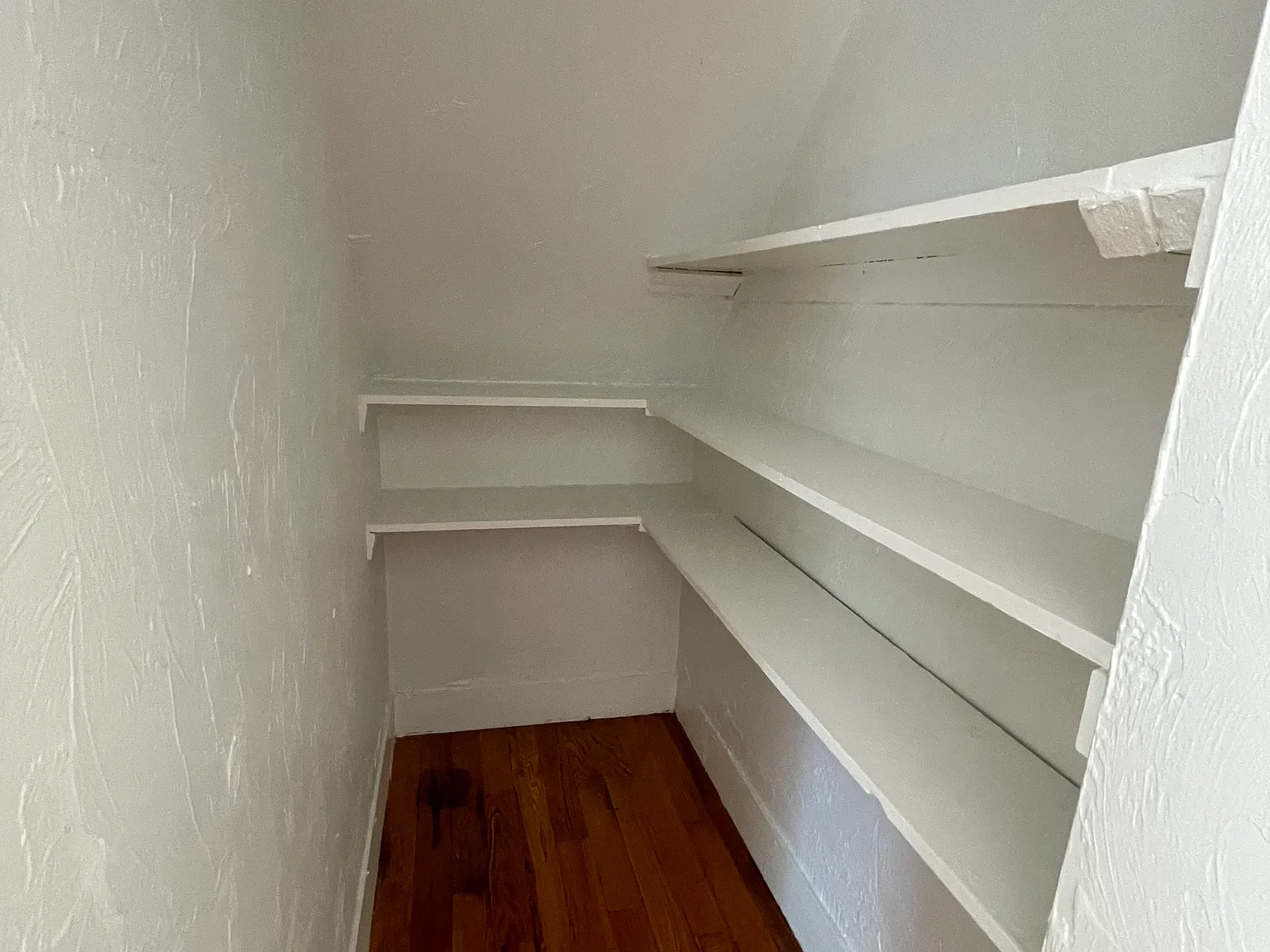 3 bed, 9999 sqft, $3,300 — Photo 4