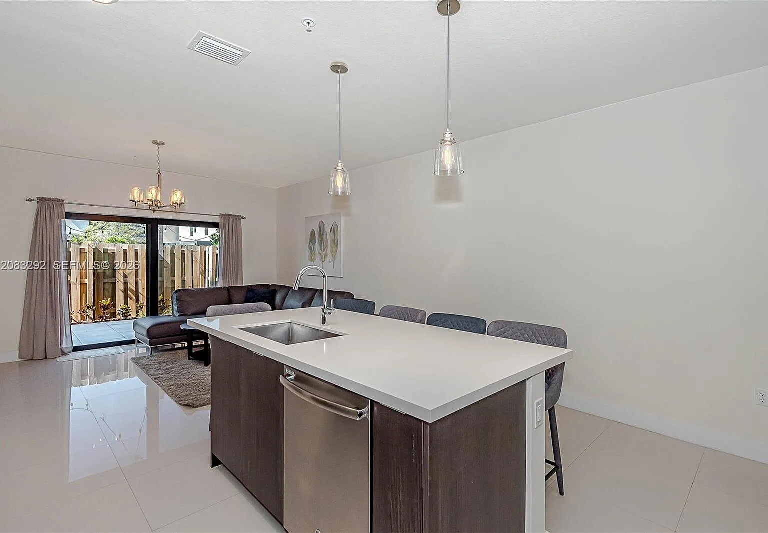 3 bed, 2.0 bath, 1410 sqft, $3,600 — Photo 4