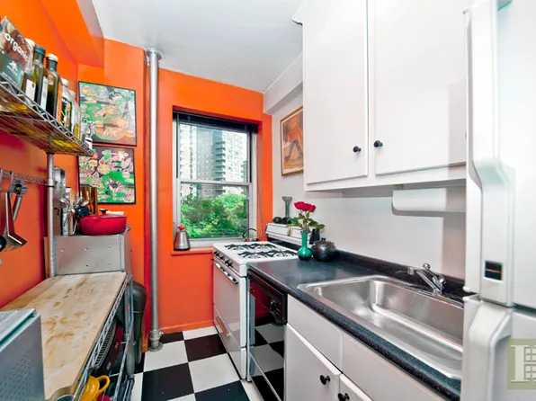 550 Grand Street image 1 of 8