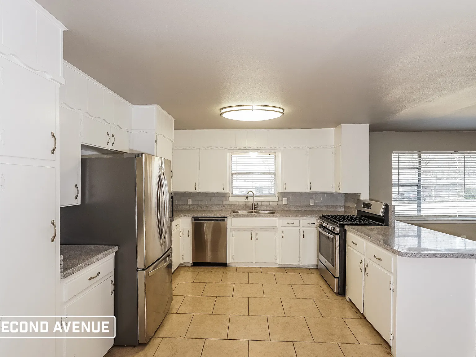 3 bed, 2.5 bath, 2576 sqft, $2,195 — Photo 2