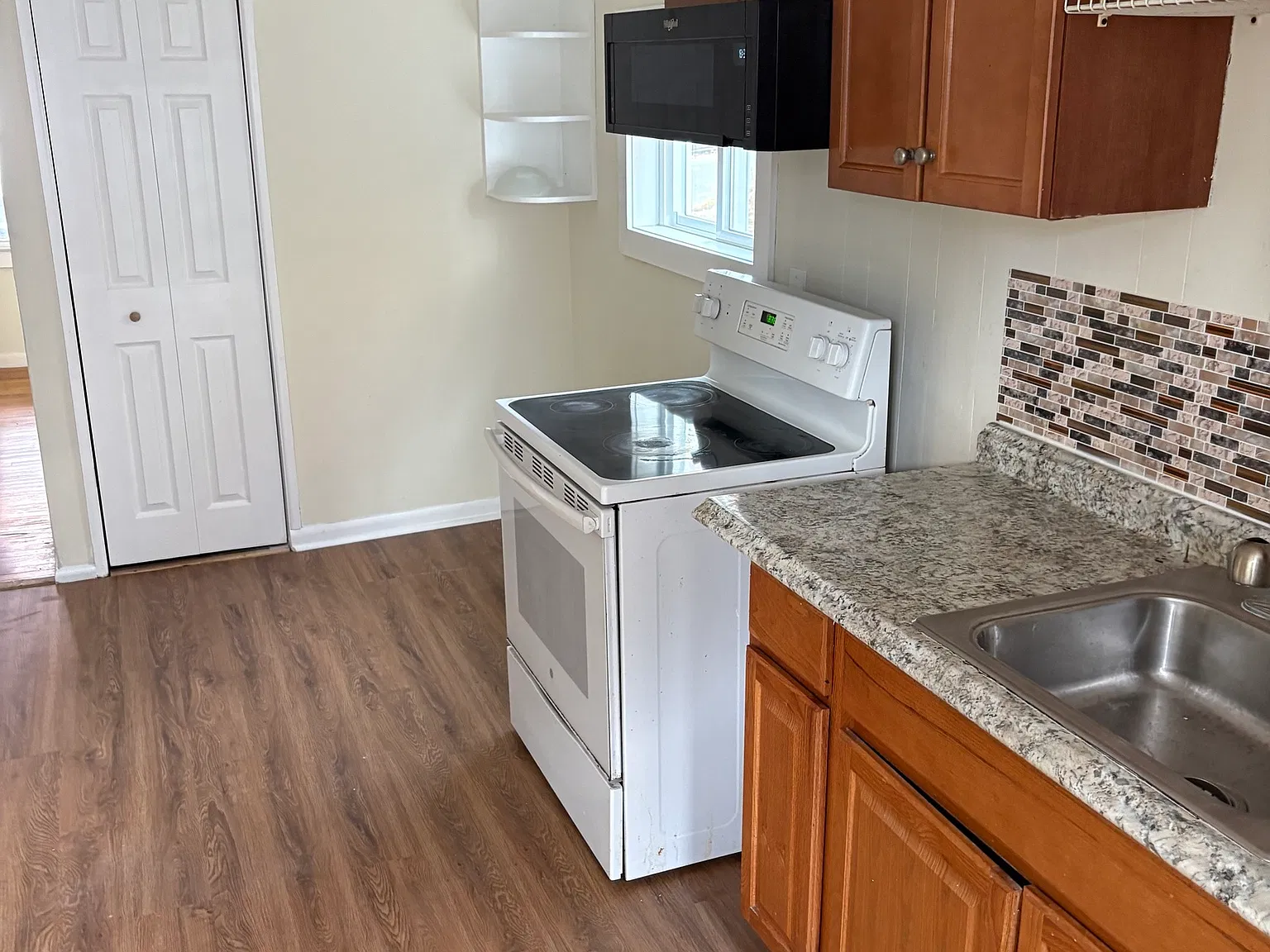 2 bed, 1.0 bath, 1560 sqft, $1,900 — Photo 3