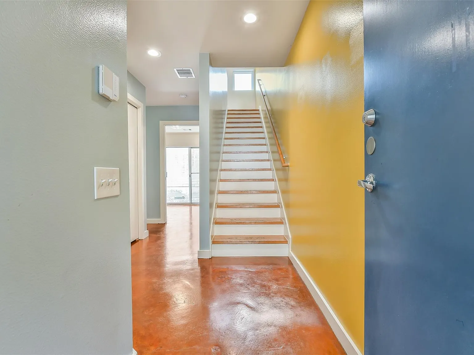 3 bed, 2.0 bath, 1969 sqft, $2,350 — Photo 2