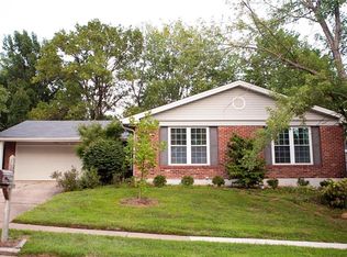 1038 Summer Tree Dr, Ballwin, MO