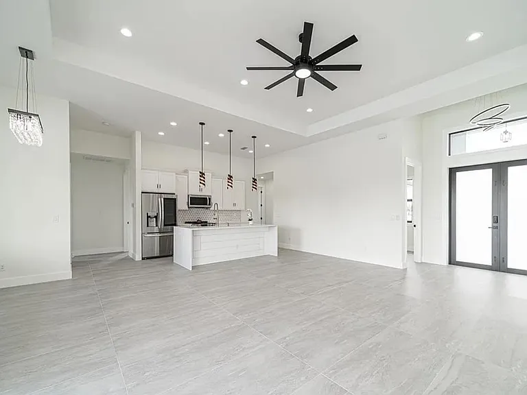 1005 NE 13th Pl — Photo 7