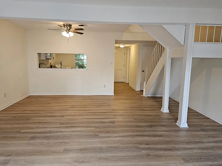 419 Oaktree Sq — Photo 4