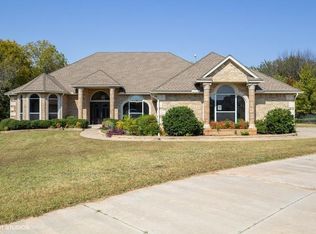 205 S Riverside Dr, Moore, OK 73160
