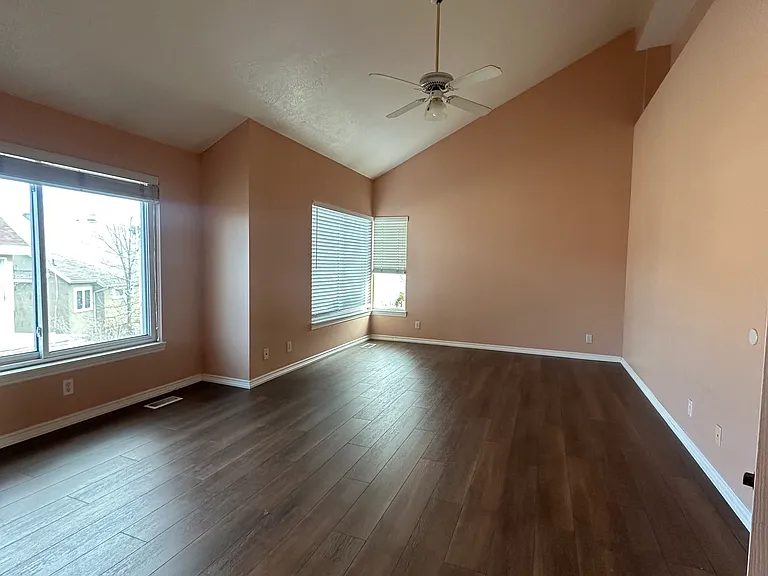 425 E Crown Pointe Dr — Photo 12