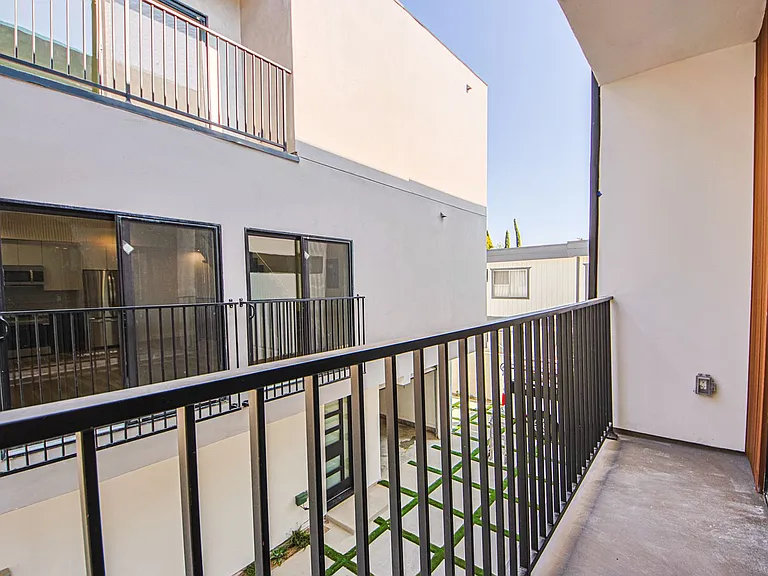 5233 Satsuma Ave — Photo 32