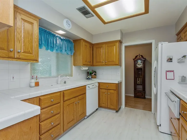 10521 N Minnewawa Ave — Photo 8