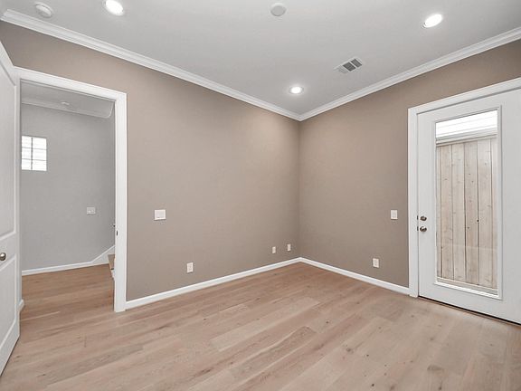 5th image of 4026 Blossom St