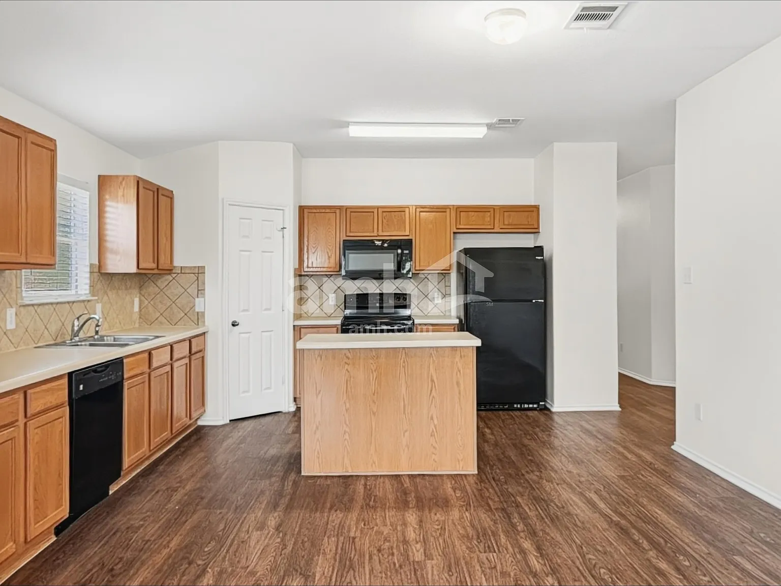 3 bed, 2.0 bath, 2050 sqft, $2,145 — Photo 4