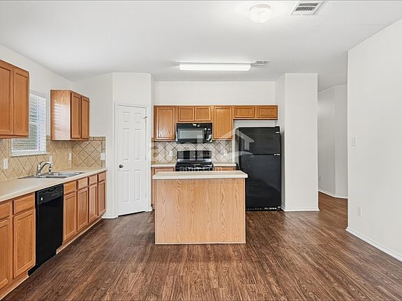4th image of 110 Baldwin St